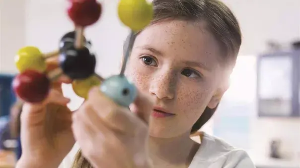 Comprendre l'Apprentissage Kinesthésique de Votre Enfant