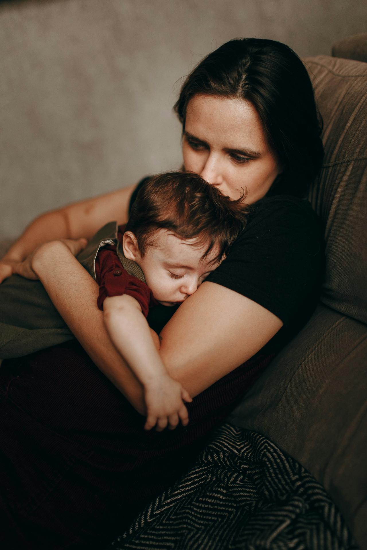 Maman réconfortant son enfant lors d’un moment difficile