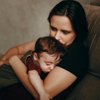 Parent-epuise-avec-enfant-a-la-maison